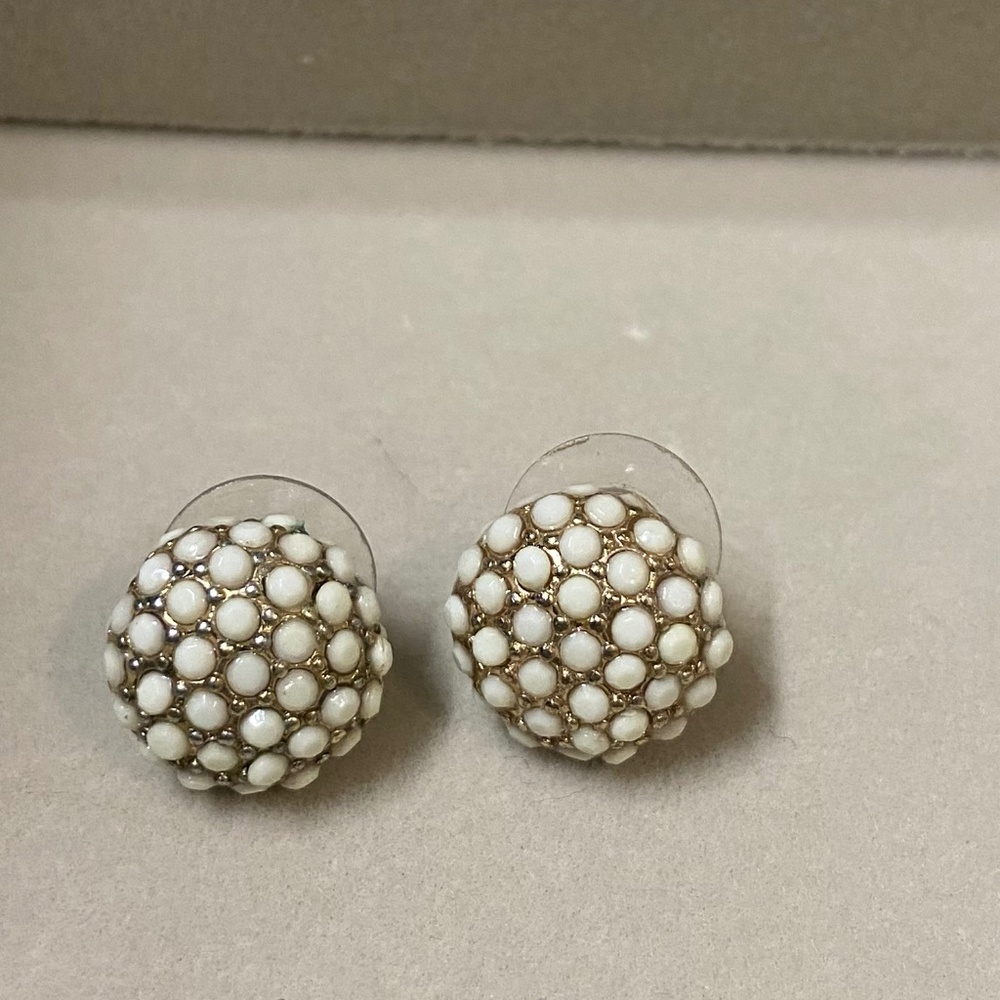 Gold and pearl round earrings